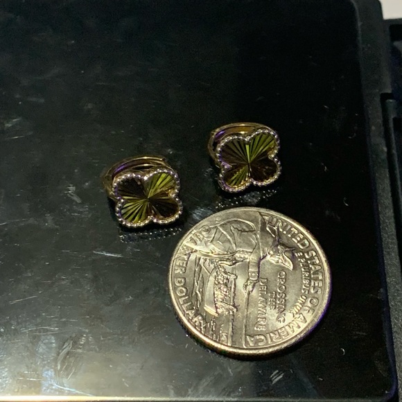 18k Solid 2-tone Gold Clover Earrings - Picture 5 of 6